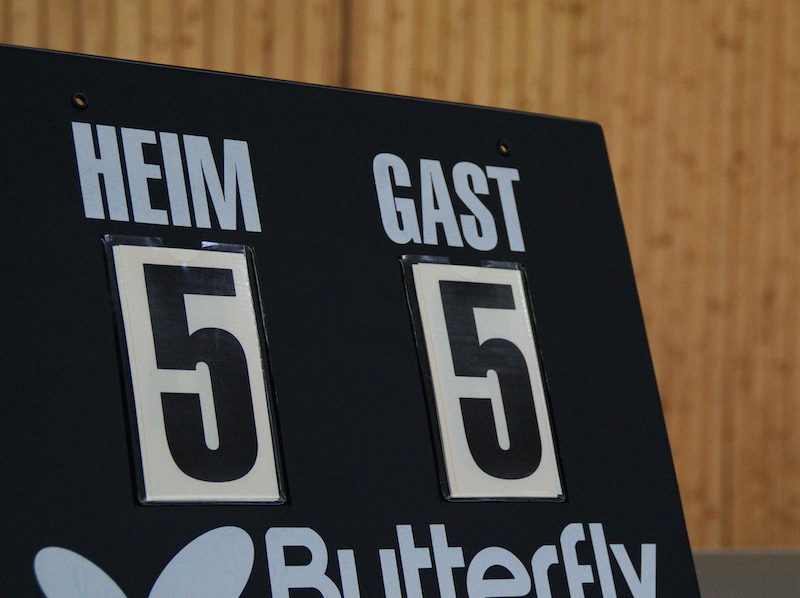 Jungen II legen einen wilden Ritt hin